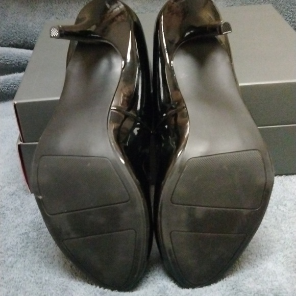 LC Lauren Conrad Patent Leather, metal Bow Heels, size 9 - Picture 4 of 7